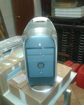 Macinosh G4 completo di tastiera, mouse e video