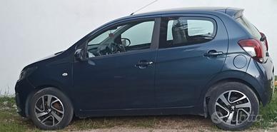 Peugeot 108 con comandi al volante per disabile