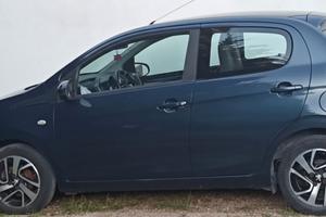 Peugeot 108 con comandi al volante per disabile