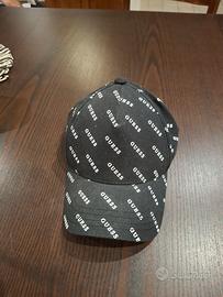 Cappellino guess