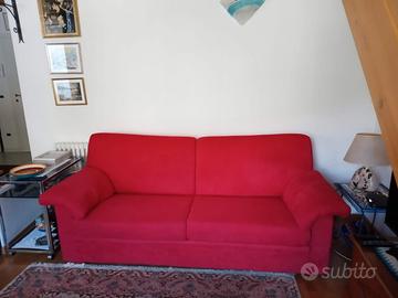 divano 3 posti in tessuto effetto Alcantara rosso