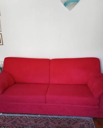 divano 3 posti in tessuto effetto Alcantara rosso