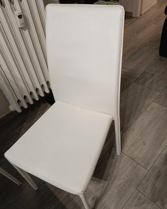 Sedie bianche in pvc