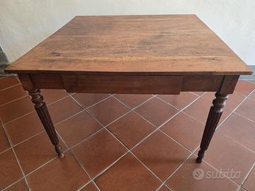tavolo in legno  quadrato