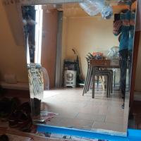 Due specchi per bagno usati.