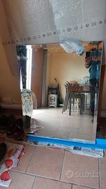 Due specchi per bagno usati.