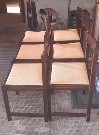 Sedie in legno.