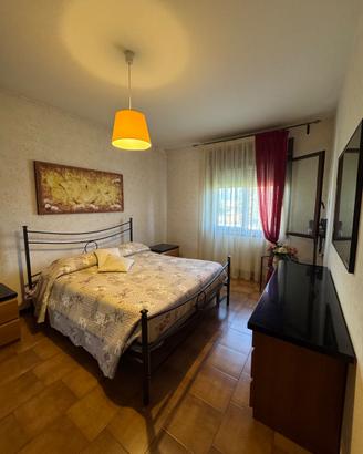 Camera matrimoniale: armadio comò comodini letto