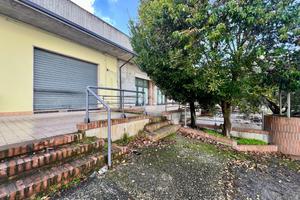 NEGOZIO A CASTELLALTO