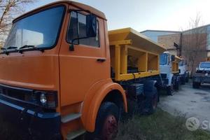 Camion con spargisale/Sabbia