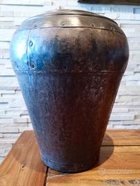 antico vecchio  vaso in metallo fatto a mano