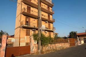 RAPISARDI - Ampio 4 vani luminoso con posto auto