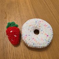 2 Peluche Fatti a Mano: Fragola e Ciambella