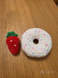 2 Peluche Fatti a Mano: Fragola e Ciambella