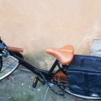Bicicletta nera da passeggio con Borse, lucchetto
