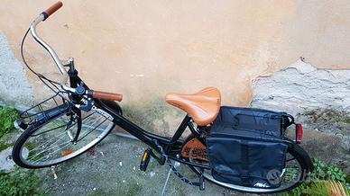 Bicicletta nera da passeggio con Borse, lucchetto