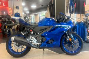 Yamaha YZF R125 euro 400 sconto e casco omaggio