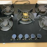 Lavastoviglie, forno, piano cottura a gas.