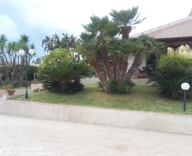 Villa vista mare con grande giardino
