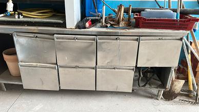 tavolo da lavoro in acciaio