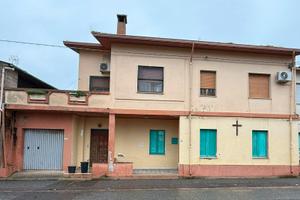 Uras- Semindipendente con ampio cortile