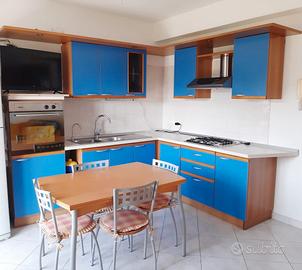 Cucina + forno + tavolo + sedie