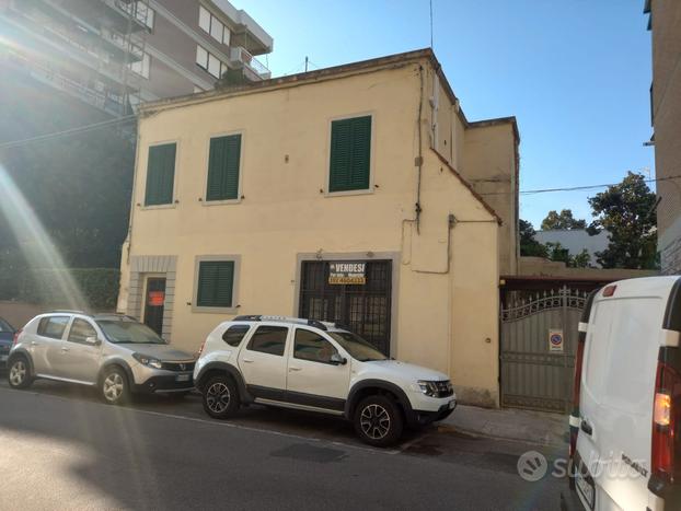 Palazzina intera libera su 4 lati zona fabbricott