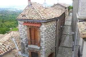 CASA SEMINDIPENDENTE A CASTELVETERE SUL CALORE