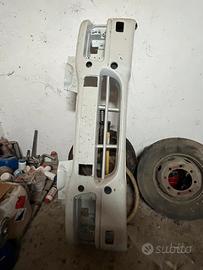 Paraurti anteriore e passaruota destro