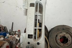 Paraurti anteriore e passaruota destro