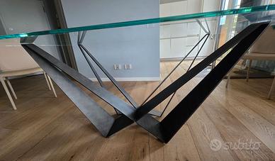 Tavolo Skorpio di Cattelan