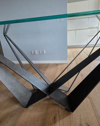 Tavolo Skorpio di Cattelan