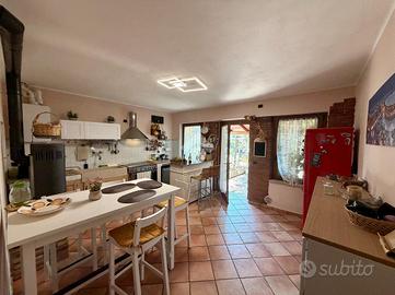 VILLA A SCHIERA A SOMMACAMPAGNA