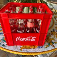 Iconica cassetta Coca-Cola con 12 bottiglie