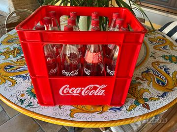 Iconica cassetta Coca-Cola con 12 bottiglie