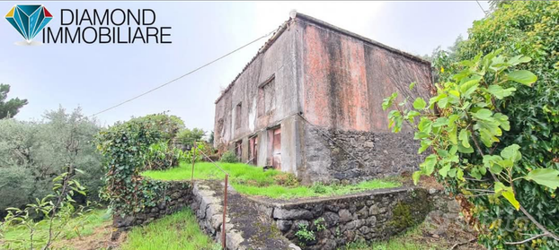 Casale panoramico con terreno a Montargano