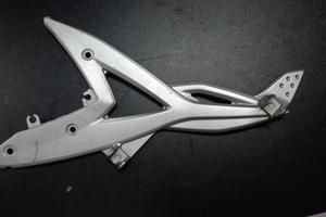 SUPPORTO PEDANA SX KAWASAKI ER6N ( 2005 /2008)