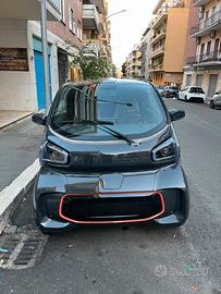 Yoyo imm. 2023, km 9200, nera, visibile a Roma.