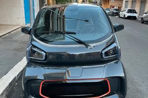 Yoyo imm. 2023, km 9200, nera, visibile a Roma.