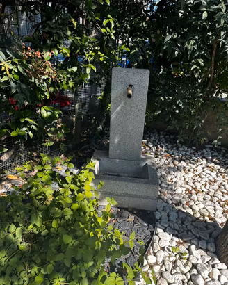 Fontana da giardino in granito scolpita a mano