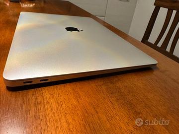 Apple MacBook con Chip M1: Potente ed Elegante