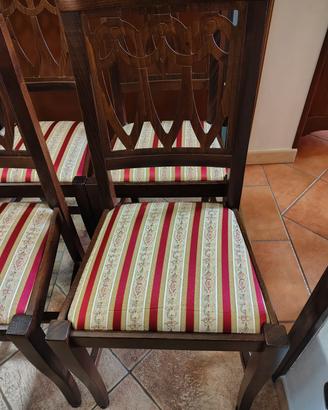 4 sedie in legno con imbottitura.