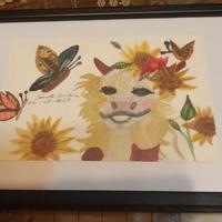 Ritratto di mucca tra girasoli e farfalle