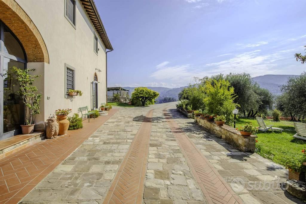 Rustico / Casale di 300 m² con più di 5 locali a F - Vista 2