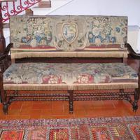 Divano antico rivestito con arazzo