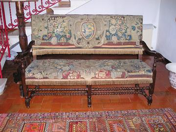 Divano antico rivestito con arazzo