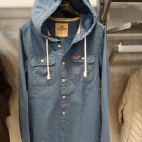 Camicia maschile con cappuccio
