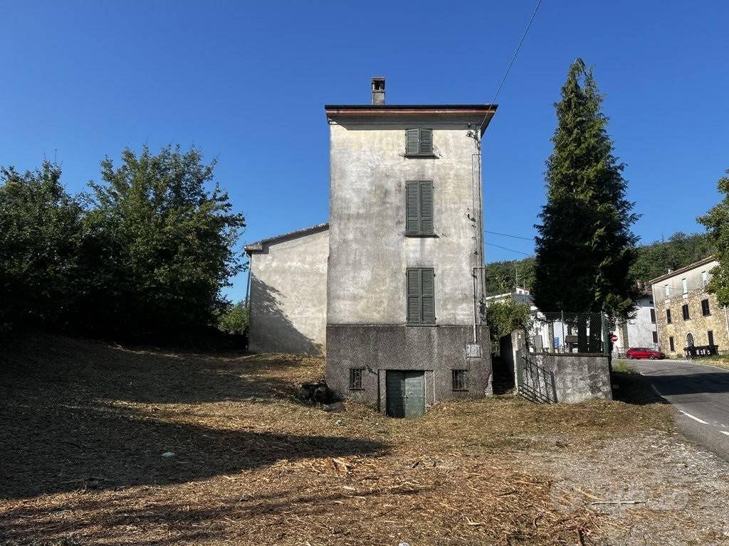 Rustico / Casale di 250 m² con più di 5 locali e b - Altro