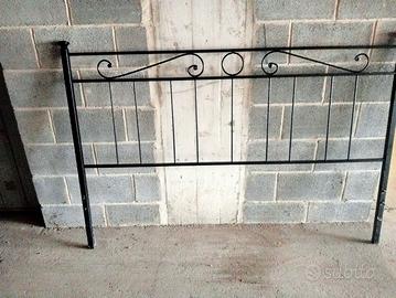 Testata letto in metallo grigio scuro.