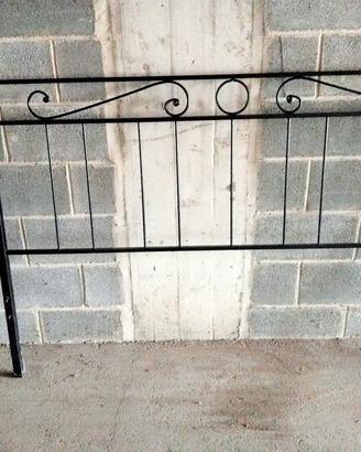 Testata letto in metallo grigio scuro.